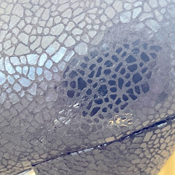 BCBGeneration Crackle Finish Suede Platform Peeptoe Pumps Navy/Black 8M NWOT - Picture 12 of 15